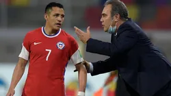 Martín Lasarte hablando con Alexis Sánchez, en el partido frente a la Argentina. (Foto: Getty).