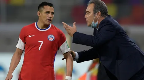 Martín Lasarte hablando con Alexis Sánchez, en el partido frente a la Argentina. (Foto: Getty).