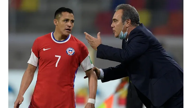 Martín Lasarte hablando con Alexis Sánchez, en el partido frente a la Argentina. (Foto: Getty).