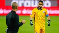 Claudio Bravo: “Me sorprende que nos arbitre alguien que fue suspendido”. (Foto: Agencia Uno)