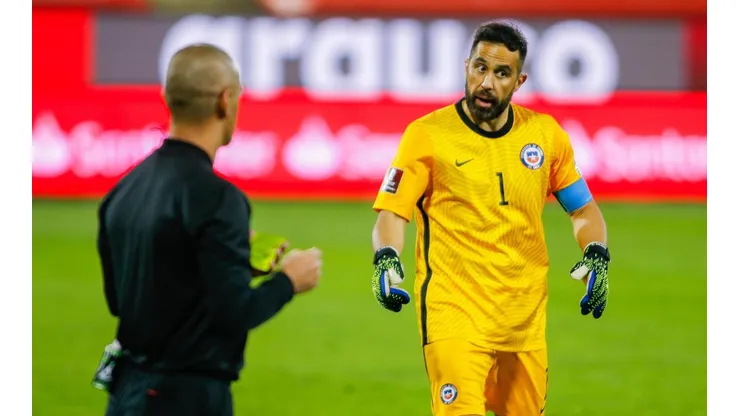 Claudio Bravo: “Me sorprende que nos arbitre alguien que fue suspendido”. (Foto: Agencia Uno)