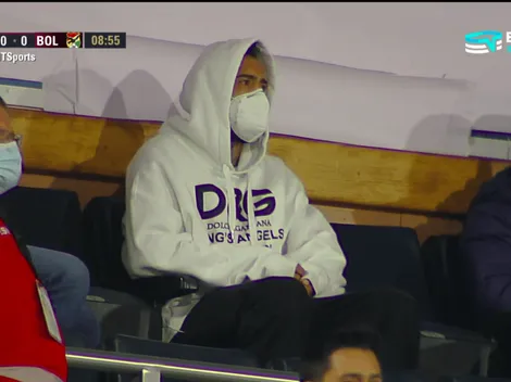 Arturo Vidal acompaña a sus compañeros en el Chile vs. Bolivia