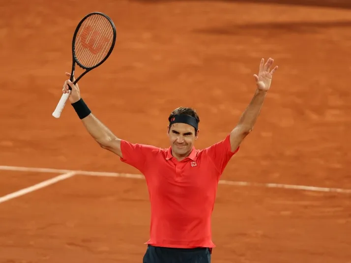 Federer vence a Koepfer en medianoche de Roland Garros y rompe récord