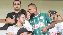 Arturo Vidal junto a su pareja Sonia Isaza viendo a Rodelindo Román el 2019