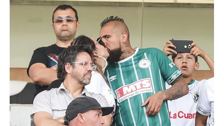 Arturo Vidal junto a su pareja Sonia Isaza viendo a Rodelindo Román el 2019