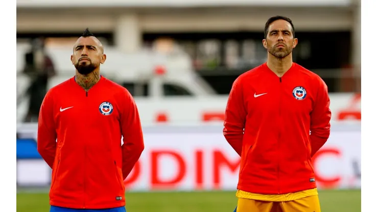 Arturo Vidal responde a hinchas que le consultan por Claudio Bravo