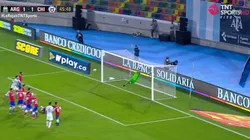 Claudio Bravo salva a Chile de ir abajo en el entretiempo