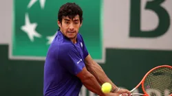 Cristian Garin venció en un partidazo a Manckenzie McDonald en Roland Garros. (Foto: Getty Images)