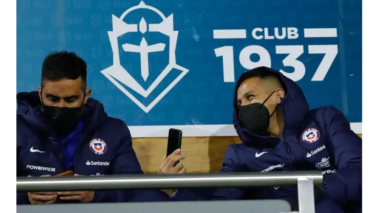 Claudio Bravo y Alexis Sánchez en San Carlos de Apoquindo viendo U. Católica vs Cobresal