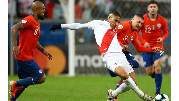 Arturo Vidal y Paolo Guerrero en el enfrentamiento por la Copa América 2019. (Foto: Getty).