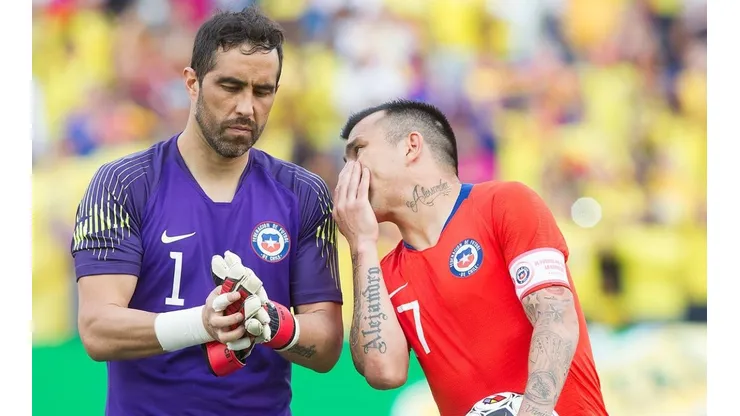 Claudio Bravo y Gary Medel llegaron a Chile para sumarse a La Roja. (Foto: Agencia UNO)
