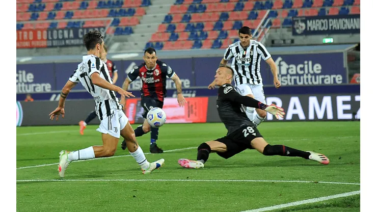 Gary Medel fue titular y capitán en la goleada que sufrió el Bologna. (Foto: Getty)