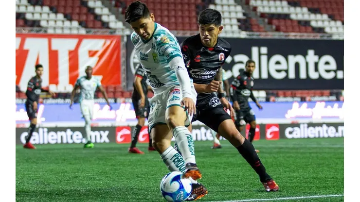 Víctor Dávila disputa el balón con Esteban Pavez en la Liga MX. (Foto: Agencia UNO)