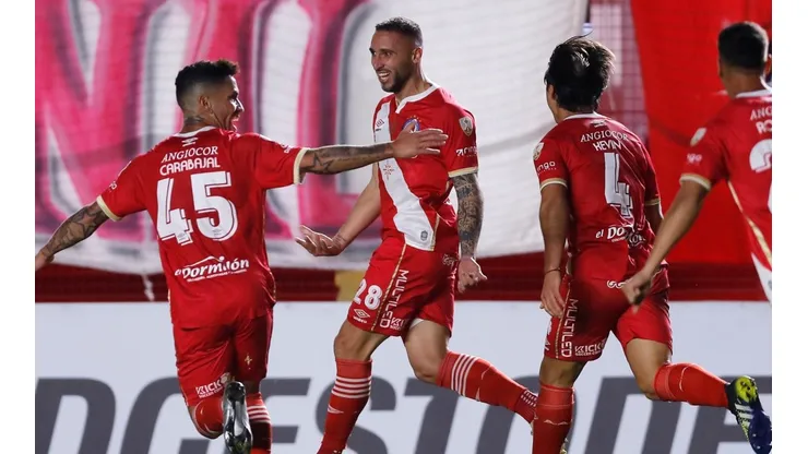 Argentinos Juniors asegura el primer lugar del grupo y de paso le da una ayuda a la U. Católica