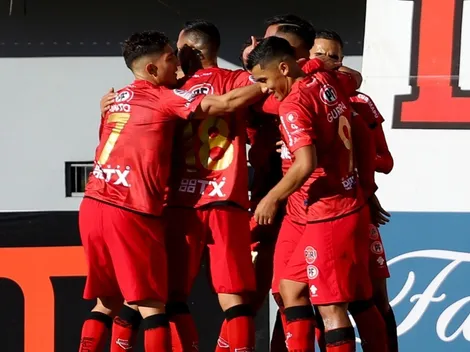 Ñublense pega por partida doble a Curicó para llegar al liderato