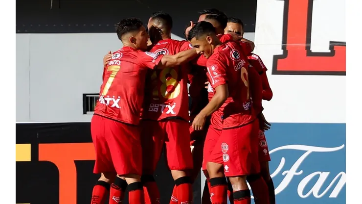 Ñublense pega por partida doble a Curicó para llegar al liderato. (Foto: Agencia Uno)