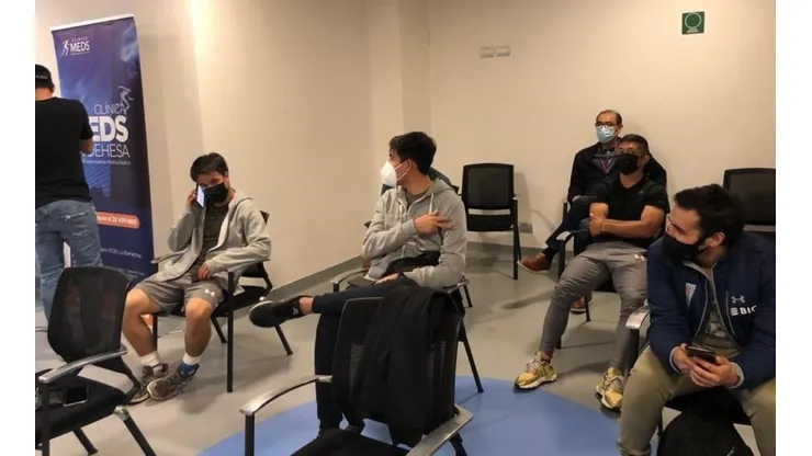 Jugadores de la Católica son vacunados contra el COVID-19. (Foto: ANFP)