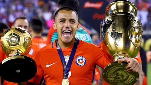 Alexis Sánchez con la Copa América Centenario. (Foto: Getty).