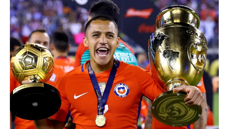 Alexis Sánchez con la Copa América Centenario. (Foto: Getty).