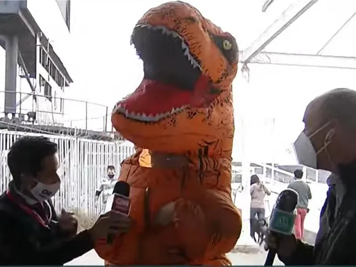 Joven disfrazado de Dinosaurio llega a votar al Estadio Monumental