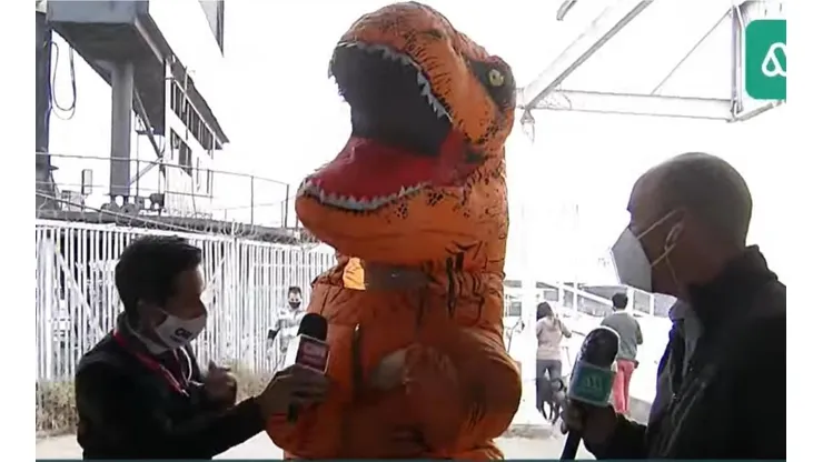 Joven disfrazado de Dinosaurio acude a votar al Estadio Monumental