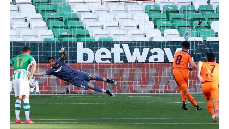 Betis de Bravo iguala con Eibar y preocupa su clasificación a Europa League.