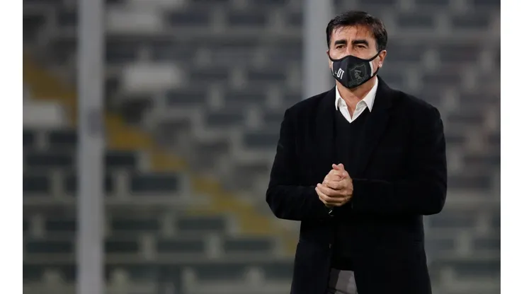 Colo Colo busca anular la expulsión de Gustavo Quinteros.