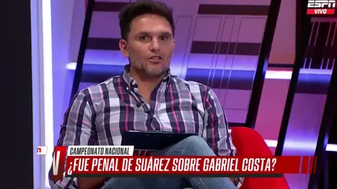 Rafael Olarra: “No hay absolutamente penal en esa jugada”.