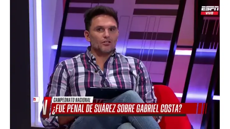 Rafael Olarra: “No hay absolutamente penal en esa jugada”.