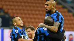 Alexis Sánchez y Arturo Vidal festejan uno de los goles del Inter de Milan.