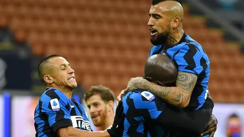 Alexis Sánchez y Arturo Vidal festejan uno de los goles del Inter de Milan.
