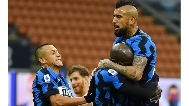 Alexis Sánchez y Arturo Vidal festejan uno de los goles del Inter de Milan.