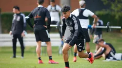 Gustavo Quinteros llena de elogios al juvenil Jordhy Thompson de Colo Colo. (Foto: Colo Colo)