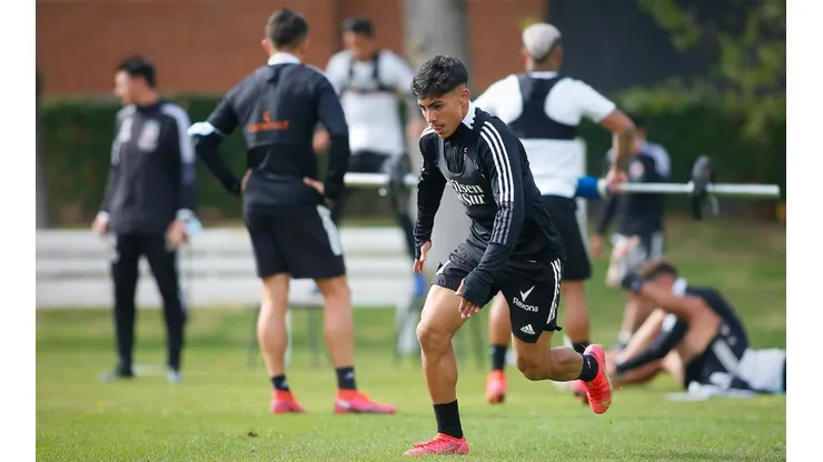 Gustavo Quinteros llena de elogios al juvenil Jordhy Thompson de Colo Colo. (Foto: Colo Colo)