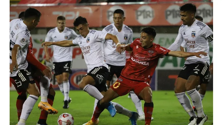 Hinchas de Colo Colo le pasan factura a Ñublense por derrota con La Serena.
