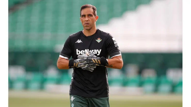 Claudio Bravo habló sobre su llegada al Betis y contó que casi se retiró tras su paso por el City