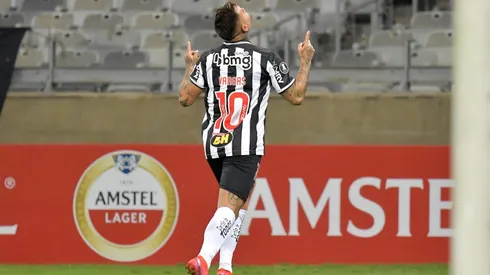 Video: Eduardo Vargas anota un golazo en goleada del Atlético Mineiro.