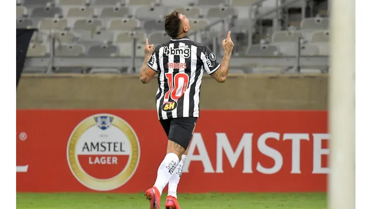 Video: Eduardo Vargas anota un golazo en goleada del Atlético Mineiro.