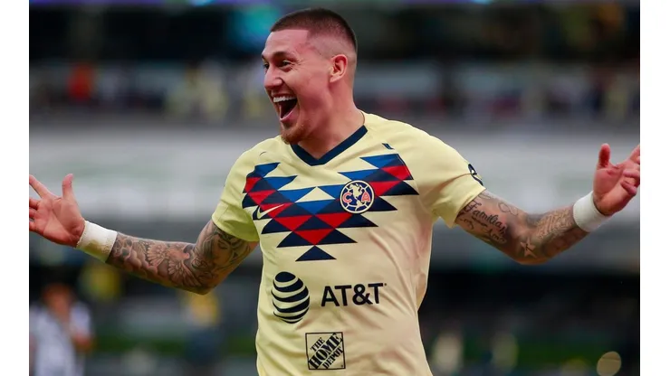Nicolás Castillo se burla de la goleada que sufrió Colo Colo sobre Ñublense.