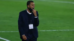 Hinchas cruzados vuelven a pedir la salida de Gustavo Poyet.