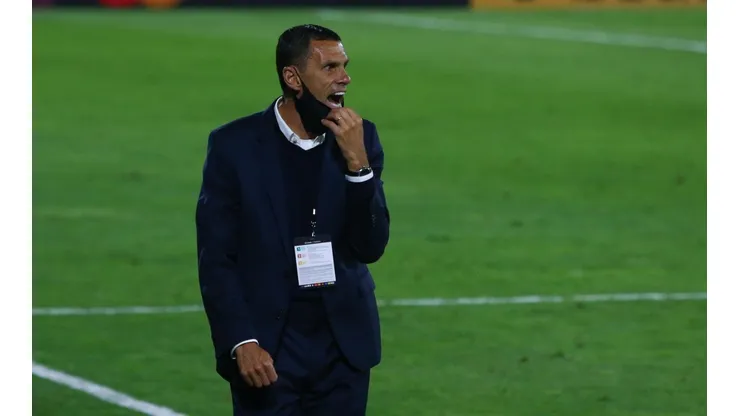 Hinchas cruzados vuelven a pedir la salida de Gustavo Poyet.