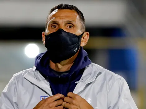 Hinchas de Universidad Católica piden la salida de Gustavo Poyet