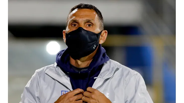 Hinchas de Universidad Católica piden la salida de Gustavo Poyet.