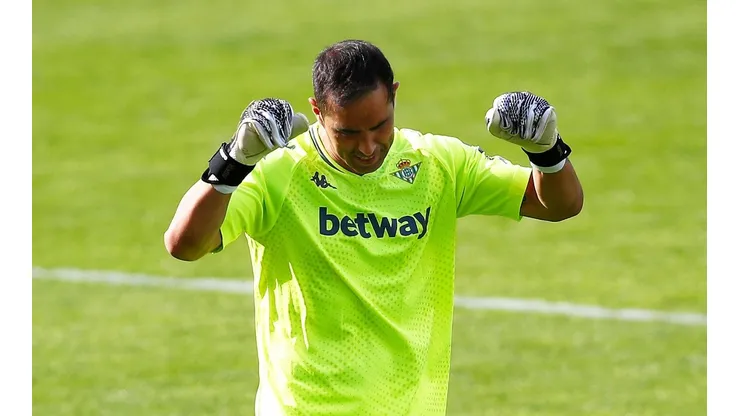 Claudio Bravo elegido figura en el Betis frente al Athletic de Bilbao