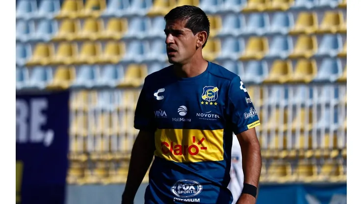 El Colegio de Técnicos se opone a la designación de Julio Barroso como DT de Everton.