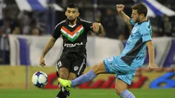 Emiliano Amor firma su salida de Vélez y busca pasajes para venir a Chile