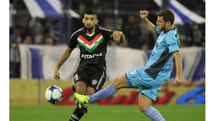 Emiliano Amor firma su salida de Vélez y busca pasajes para venir a Chile