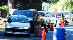 El toque de queda sólo permite la circulación de vehículos con permisos especiales a partir de las 23:00 horas