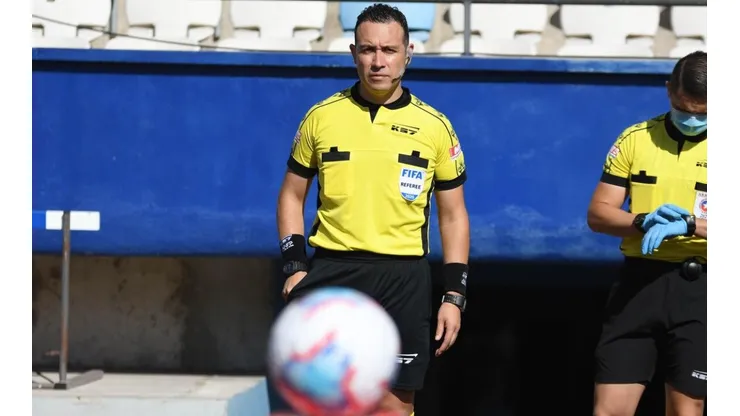 Ángelo Hermosilla es cuestionado por su arbitraje del fin de semana