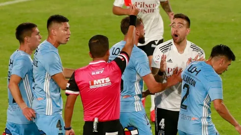 Zaldivia recibe roja directa por fuerte entrada